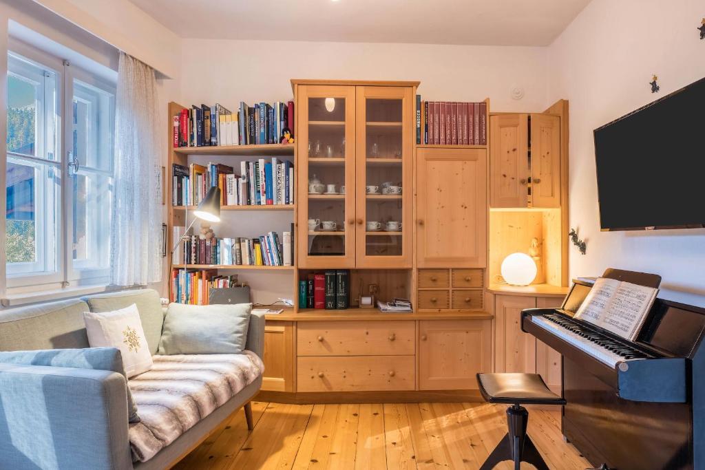 EggenFerienhaus Fingerhut的客厅配有钢琴和沙发