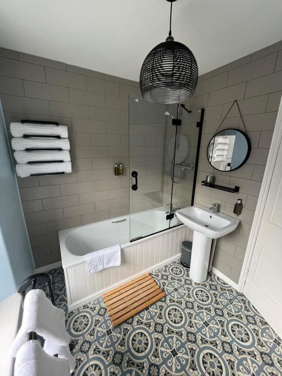 克里克豪厄尔2 bed period cottage sleeps 4 in central Crickhowell的带浴缸和盥洗盆的浴室