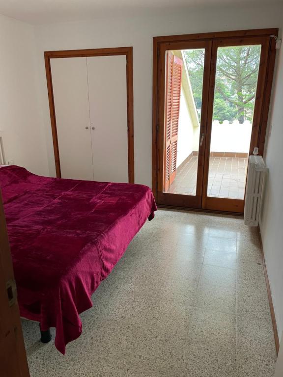 滨海托萨Villa in Tossa de Mar (Santa María de Llorell)的一间卧室设有一张床和一个滑动玻璃门