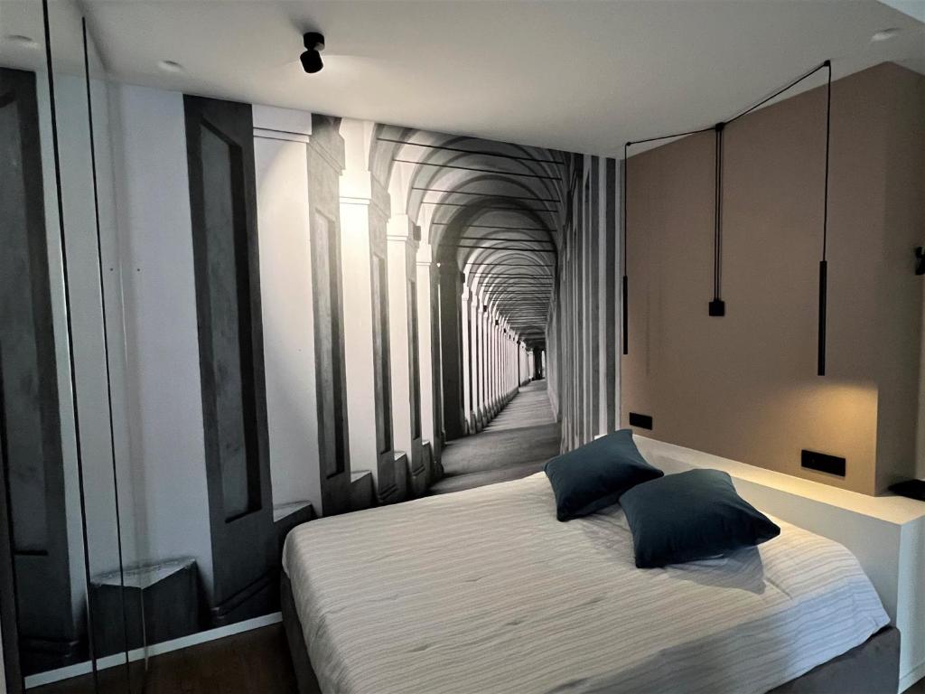 博洛尼亚Alfea Suite的卧室配有床和走廊