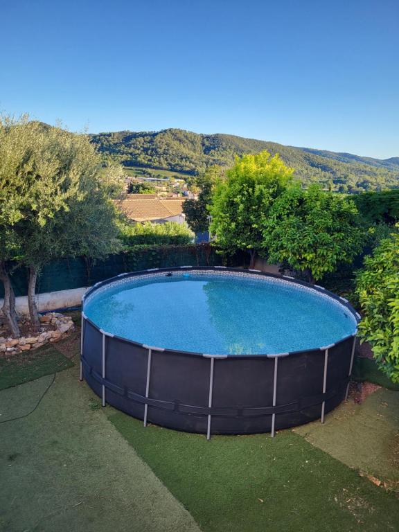 皮埃尔弗-迪瓦尔Appartement climatisé au calme en Provence的享有庭院游泳池的顶部景色