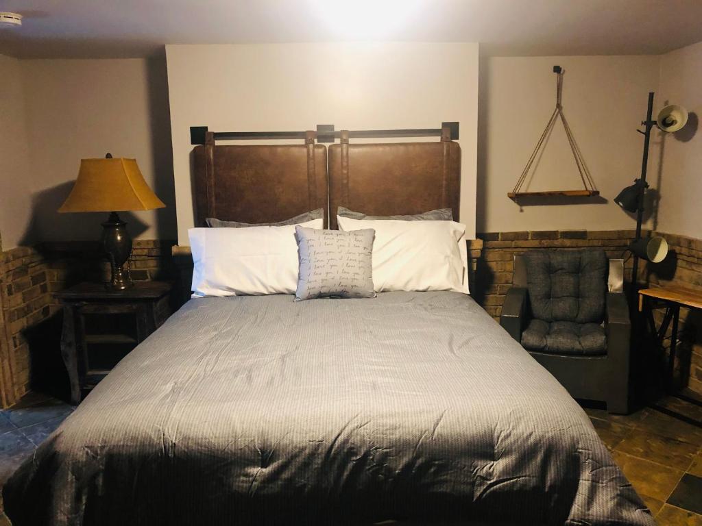 萨凡纳Savannah Sojourn - Time Travelers Retreat 1853的一间卧室配有一张大床和一把椅子