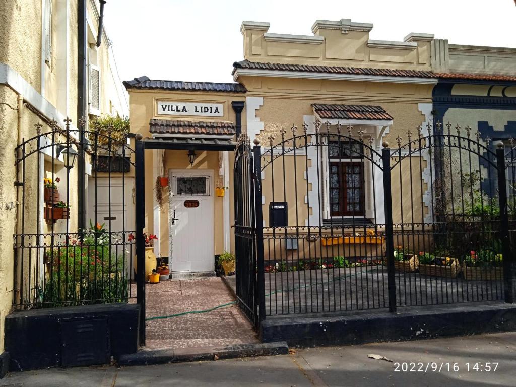 马德普拉塔Villa Lidia的带有铁门的建筑物入口