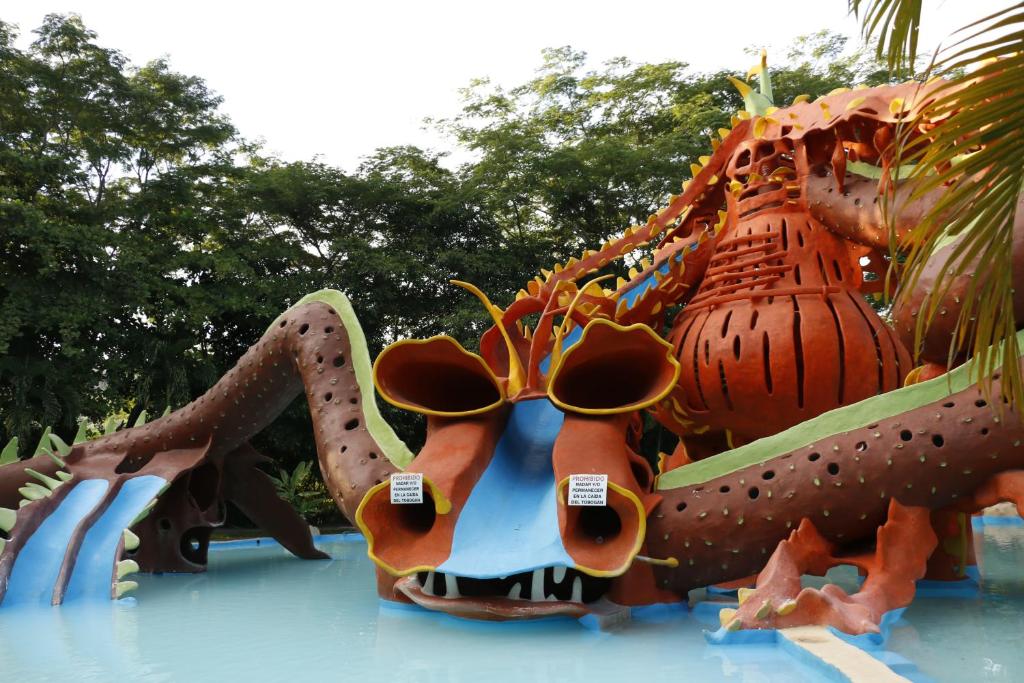 Apazapan扎尔温泉酒店的在主题公园观赏恐龙主题