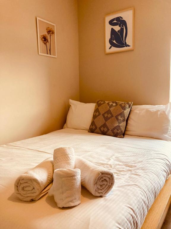 兰卡斯特'Bloomfield' at stayBOOM的一间设有床铺和毛巾的房间