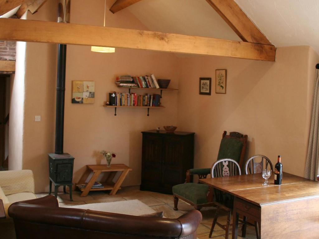 Llangwm-isafClearvewe的客厅配有木桌和椅子