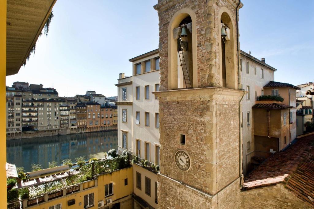 佛罗伦萨亚历山德拉酒店的一座塔楼,在楼旁有一个钟