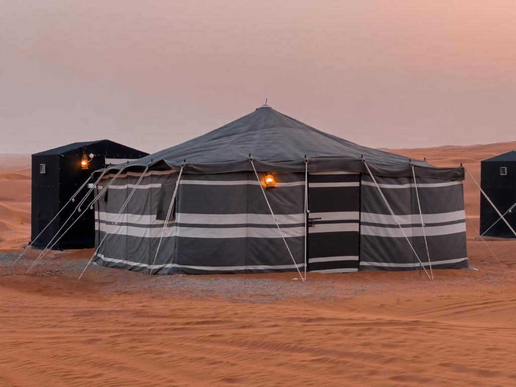 ShāhiqSands Dream Tourism Camp的沙漠中的一个帐篷