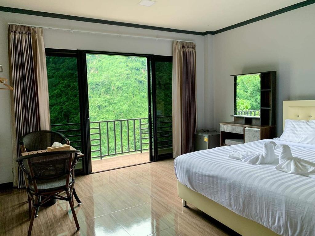 Ban Pha MiYamee Homestay Cafe的一间卧室设有一张床和一个阳台