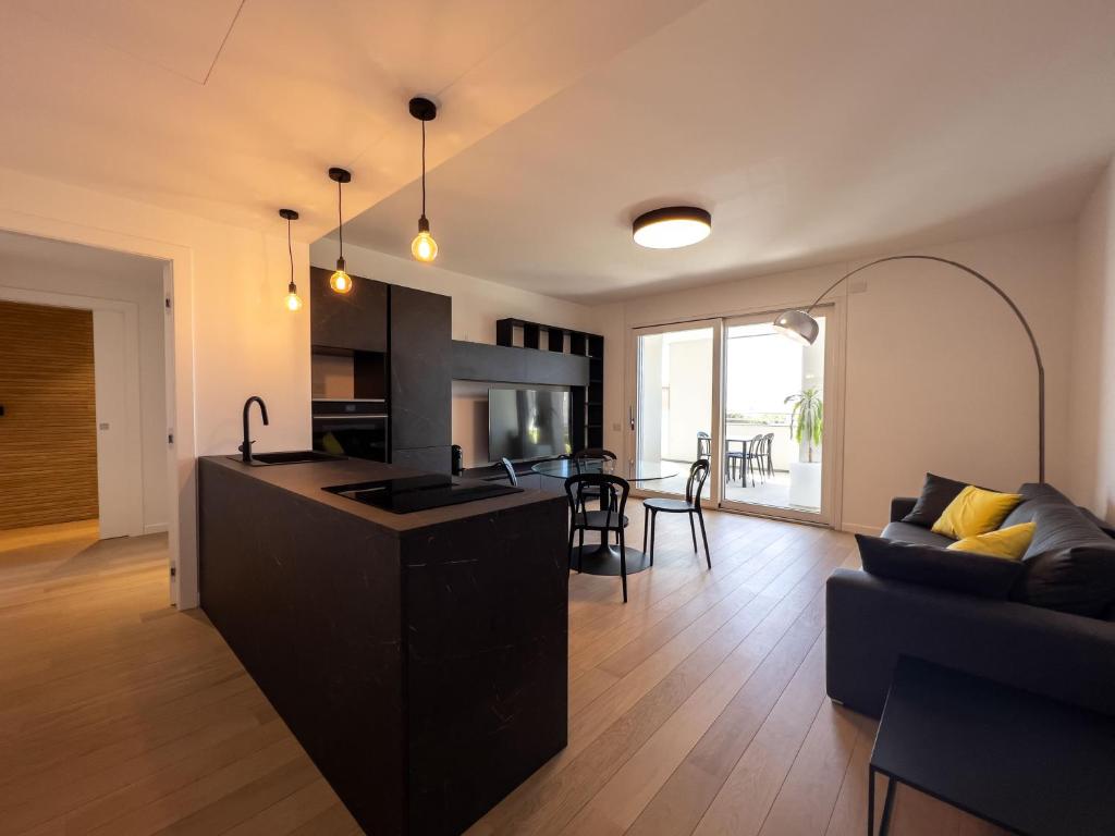 卡利亚里Bina Luxury Apartment的厨房以及带沙发和桌子的客厅。