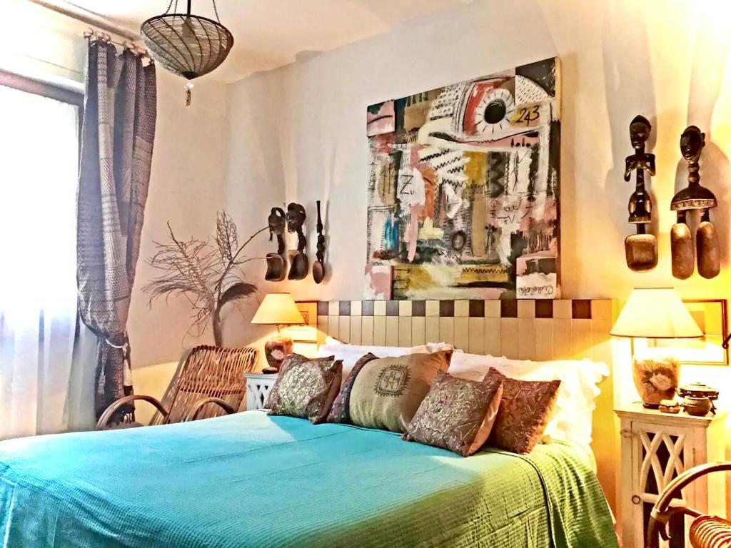 马里纳迪马萨La Rosa del Deserto, Versilia的一间卧室配有一张带蓝色毯子的床