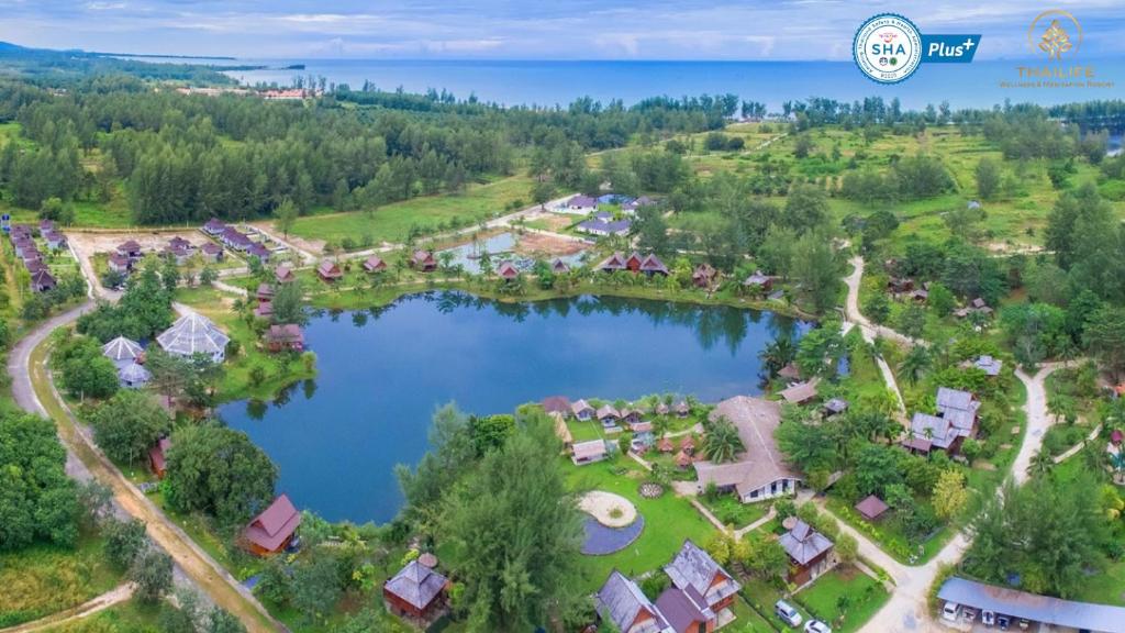 蔻立ThaiLife Wellness & Meditation Resort- SHA Plus的享有度假胜地的空中湖景