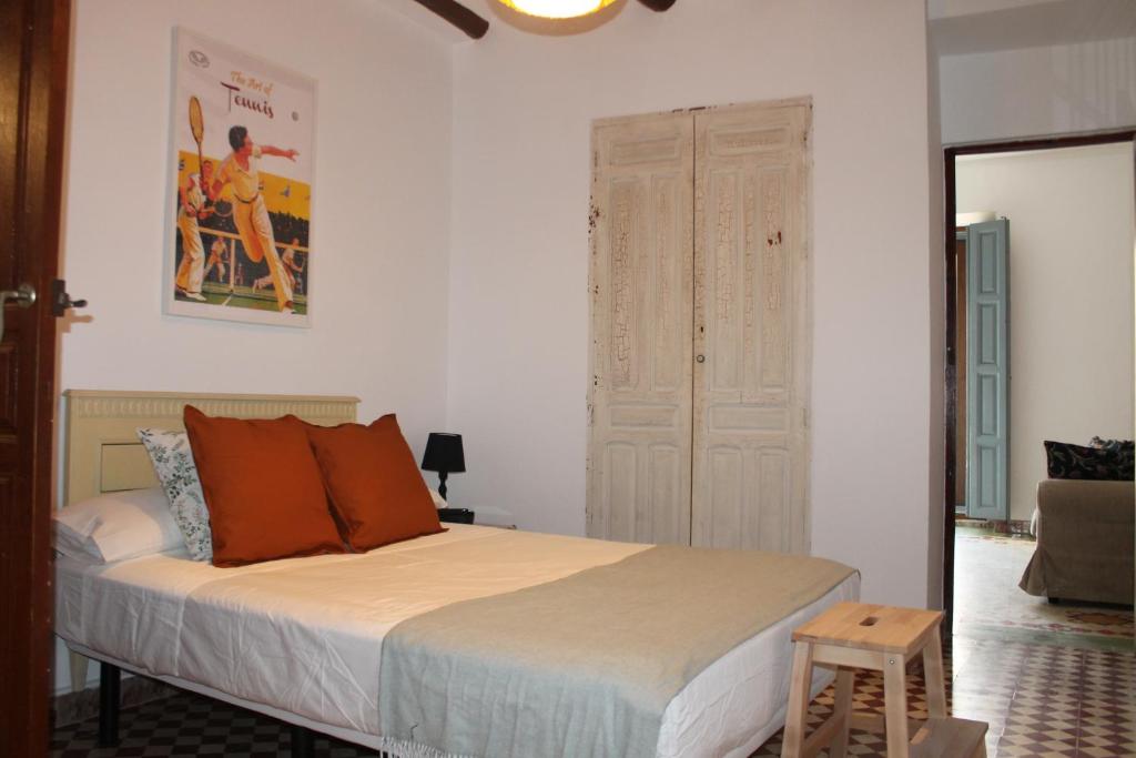 塞埃欣Caserón Centenario的一间卧室配有带橙色枕头的床