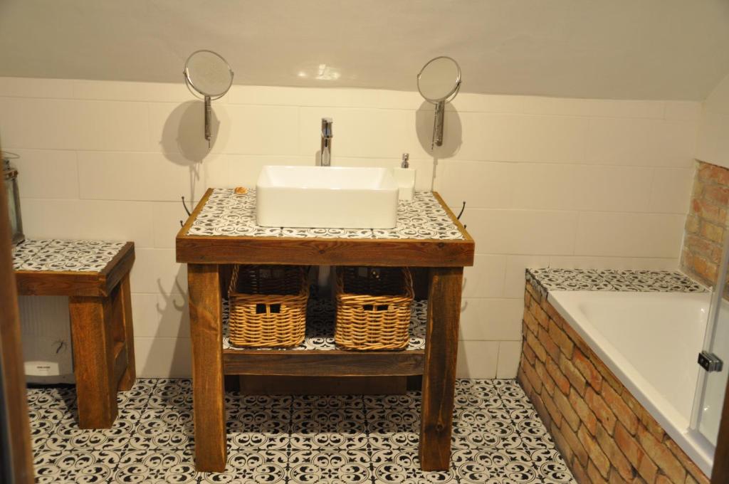 盖奇瓦乌德Forreset的一间带水槽和两面镜子的浴室
