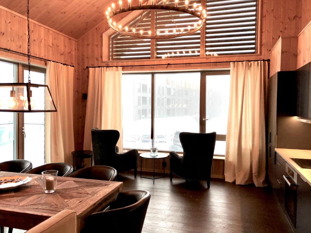 海姆瑟达尔Fyri Tunet Hemsedal的一间带桌椅和大窗户的用餐室