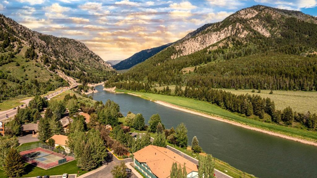 阿尔派恩飞行鞍度假酒店及牛排馆的享有河流和山脉的空中景致