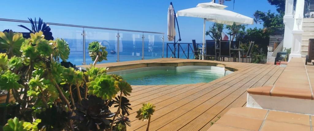 罗克布吕讷-卡普马丹Vue magnifique, piscine privée chauffée et sauna à 10min de Monaco的海景甲板上的游泳池