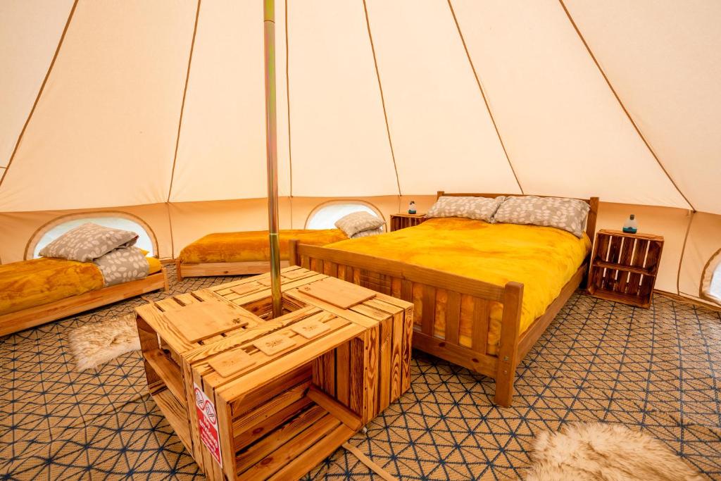 Upper HulmeRoaches Retreat Eco Glampsite - Hen Cloud View Bell Tent的帐篷内带两张床的房间