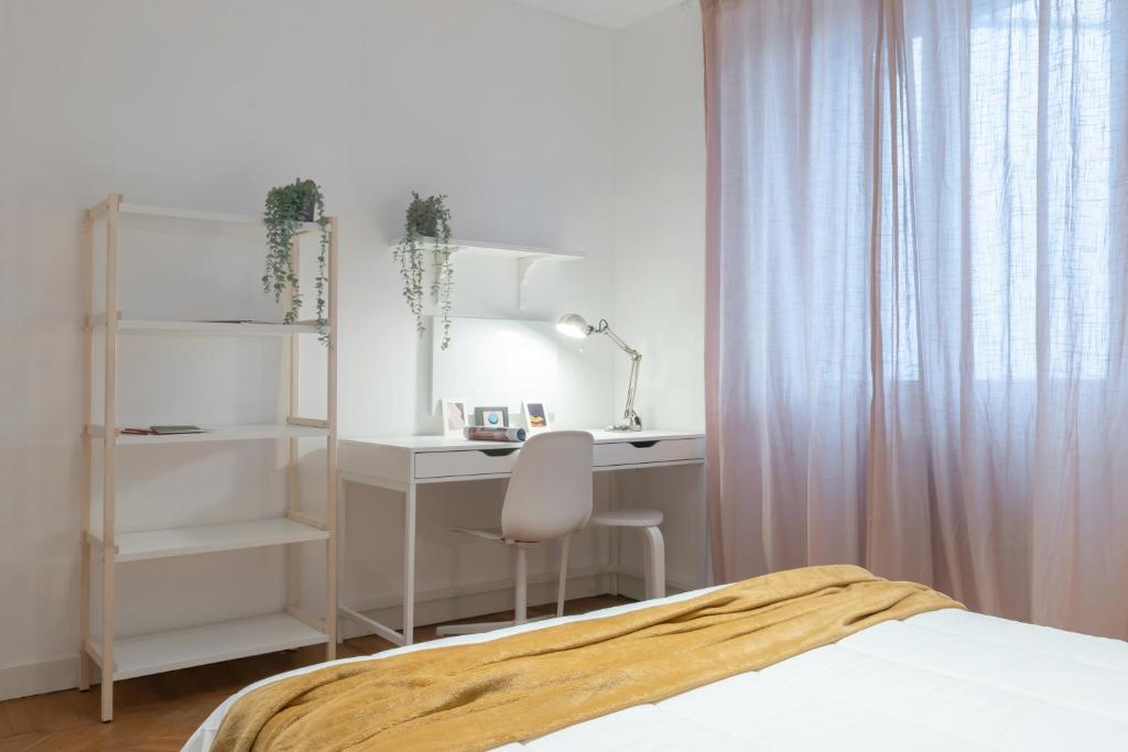 都灵Top Living Apartments - Carducci的白色卧室配有书桌和床