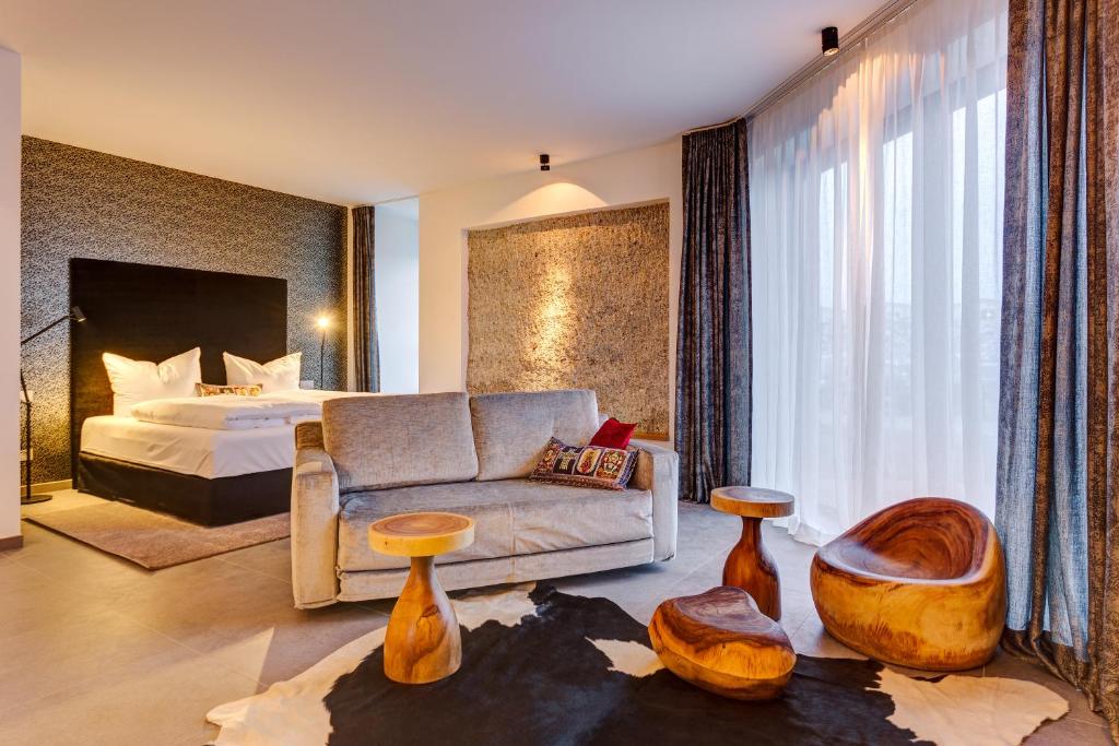 慕尼黑邦克酒店的酒店客房,配有床和沙发
