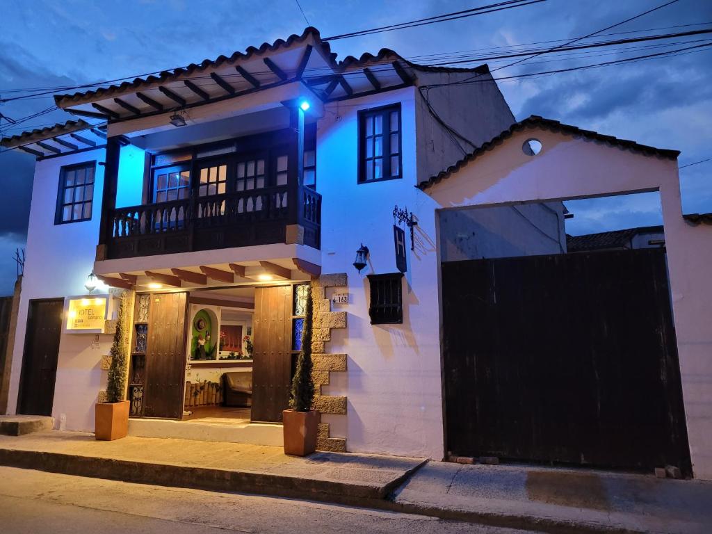 莱瓦镇Hotel Cemandy by MA的白色的房子,上面有蓝色的灯光