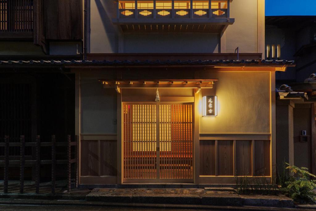京都元奈古旅馆的夜晚的房子的前门