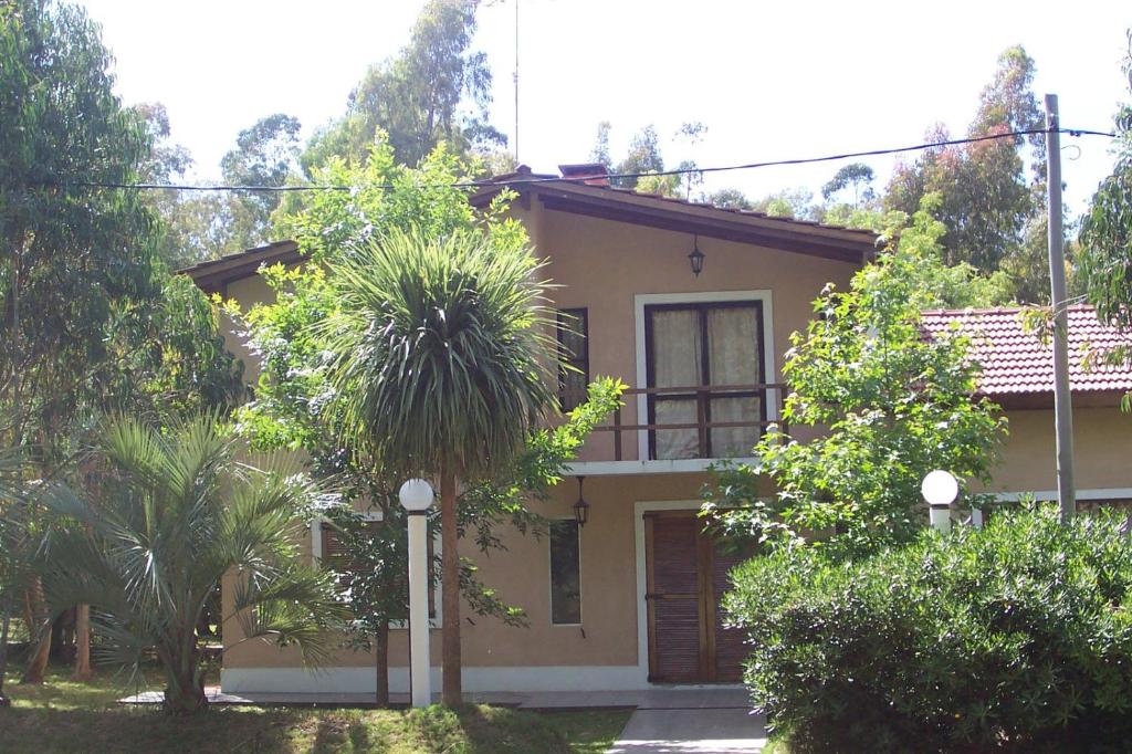 贝拉维斯塔La Posada De Gogg Apartamentos的前面有棕榈树的房子