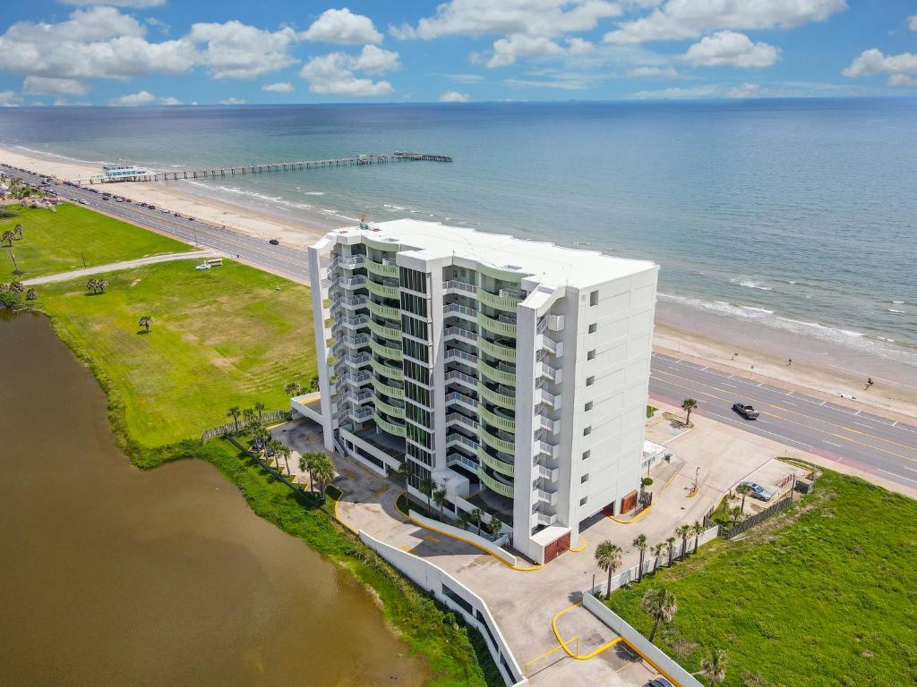 加尔维斯敦Galveston Luxury High Rise Oceanfront的享有海滩旁白色大建筑的空中景致