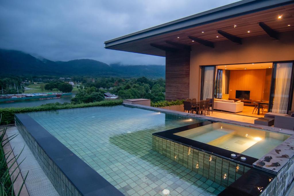 Pak ChongKhaoyai Luxury Pool Penthouse at ATTA的一座带游泳池和房子的别墅