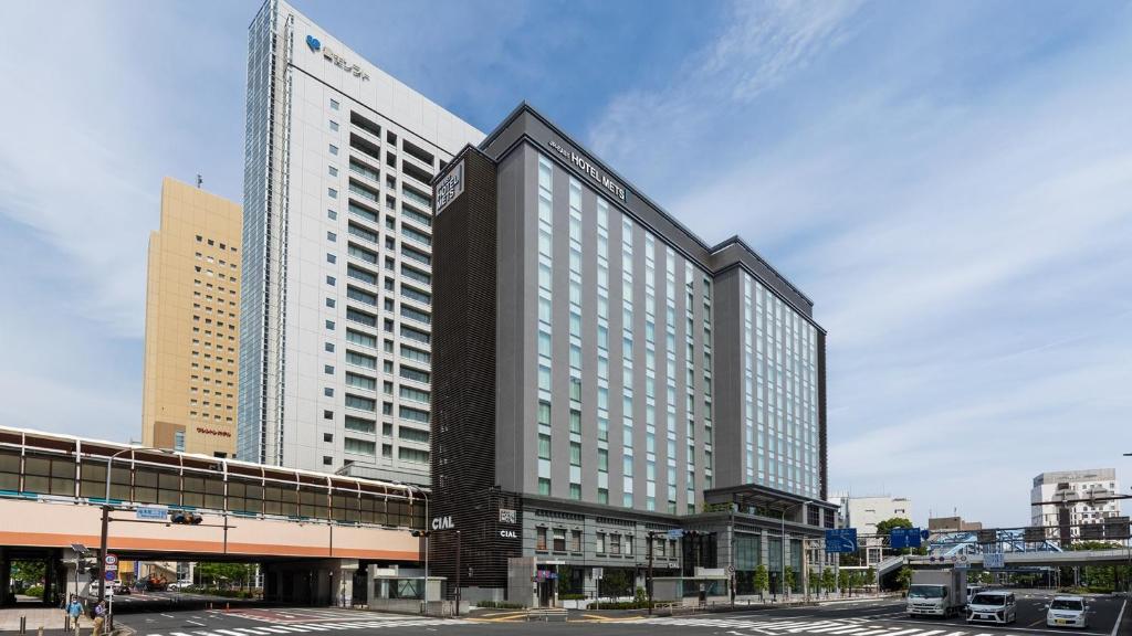 横滨JR-East Hotel Mets Yokohama Sakuragicho的街道上有很多窗户的大型建筑