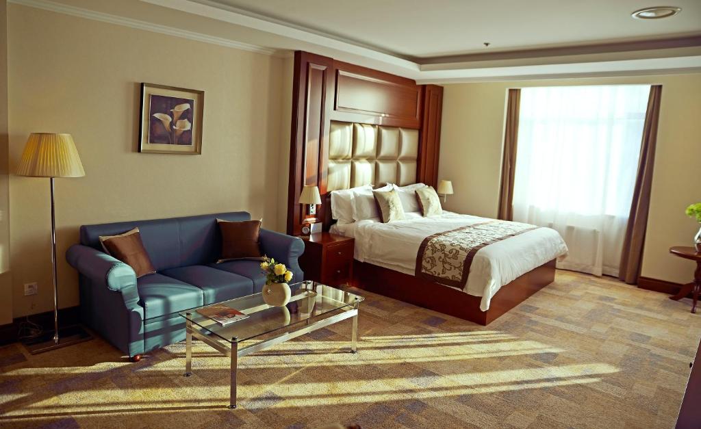 乌兰巴托乌兰巴托高级酒店的酒店客房,配有床和沙发