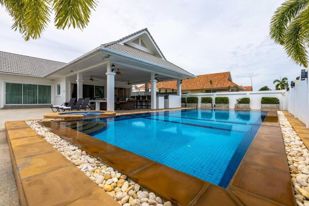 华欣Private 3 Bedroom Pool Villa PP10的一座房子后院的游泳池