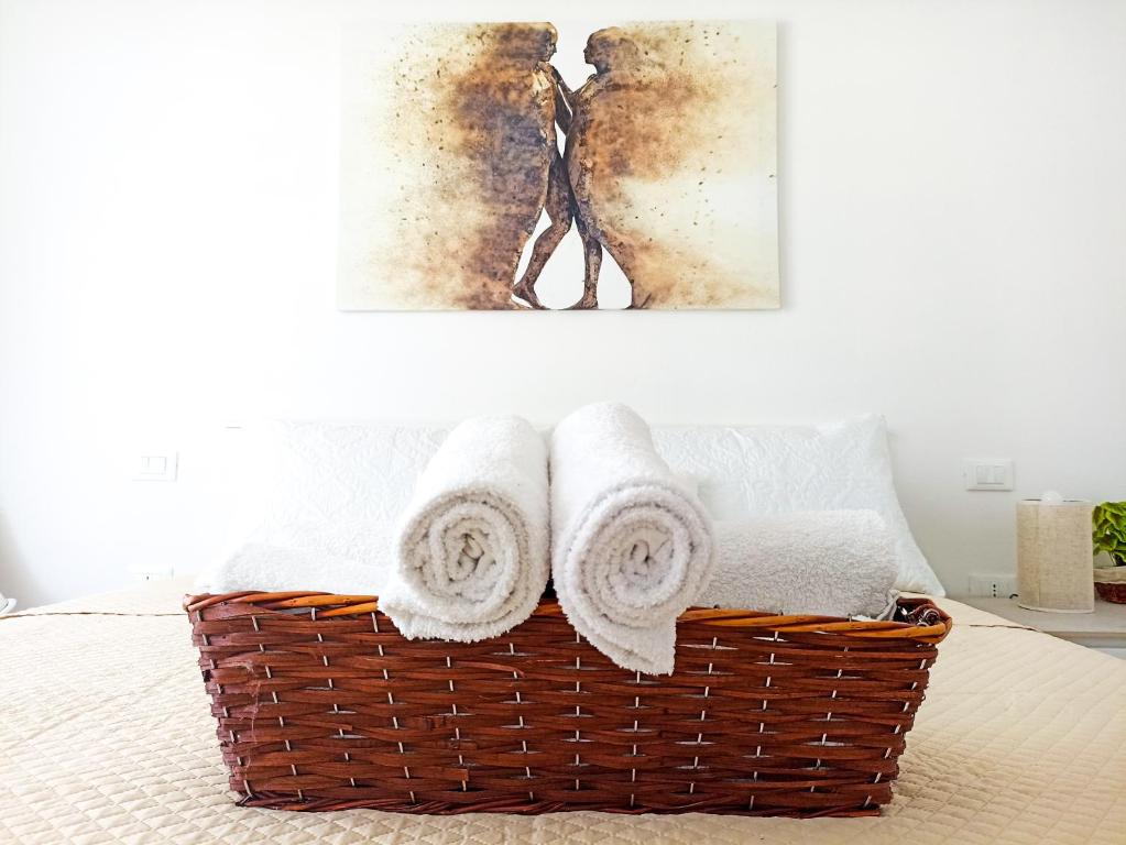 卡布拉斯Kolossoi Guest House的床上装满毛巾的篮子