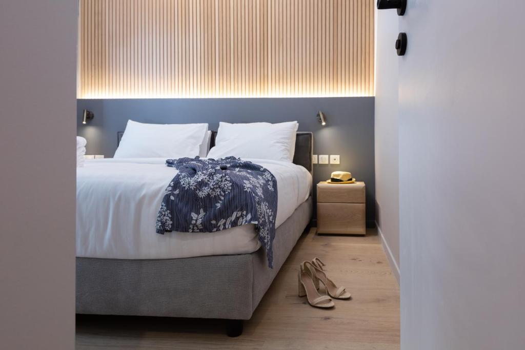 雅典LUX&EASY Athens Downtown Residences的一间卧室配有一张蓝色床头板的床