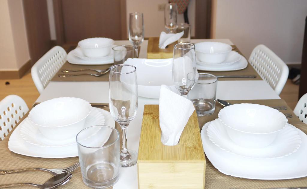阿布扎比ZAPBED House - Luxury Holiday Homes in Yas Island的一张桌子,上面有白板和玻璃杯