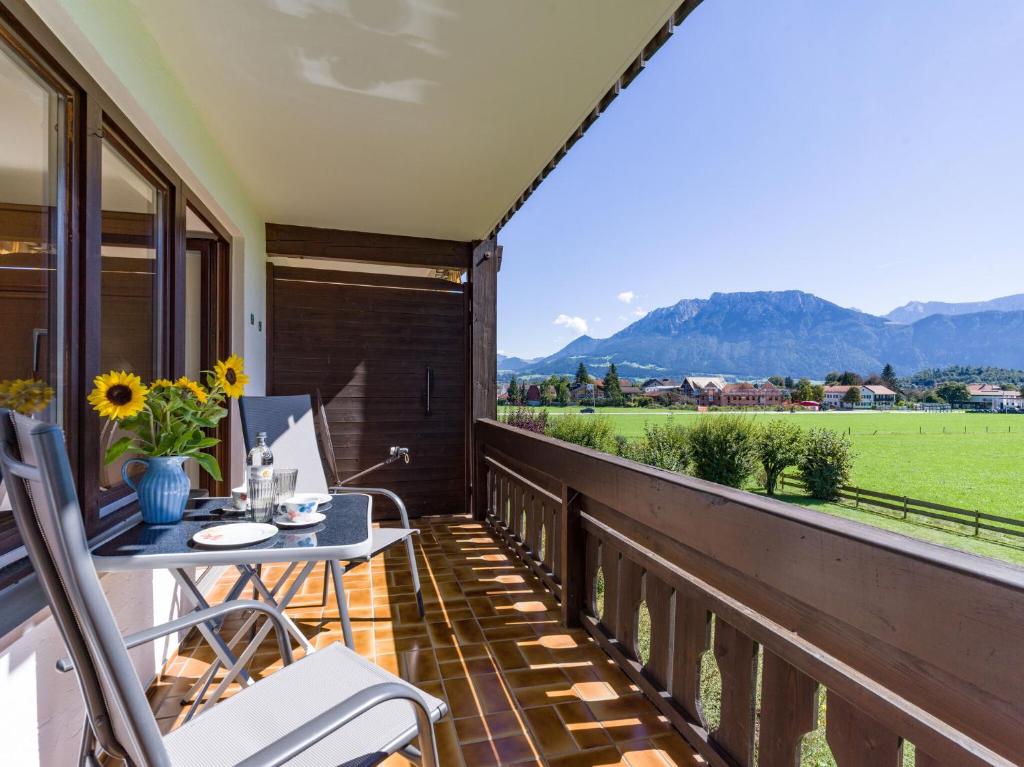 奥博奥多夫Ferienwohnung Panoramablick的阳台配有桌椅,享有田野美景。