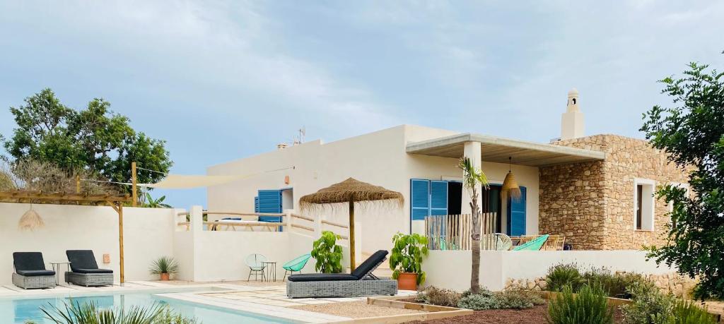 卡塔赫纳Villa privada en entorno rural的一座带游泳池和房子的别墅