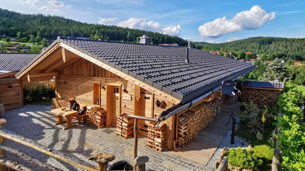 茨维泽尔Bayerischer Wald Chalets的大型木制房屋,设有大型屋顶
