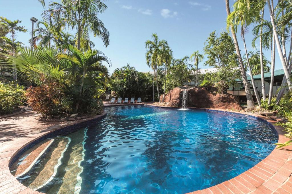 达尔文达尔文旅程住宿酒店的度假村内带瀑布的游泳池