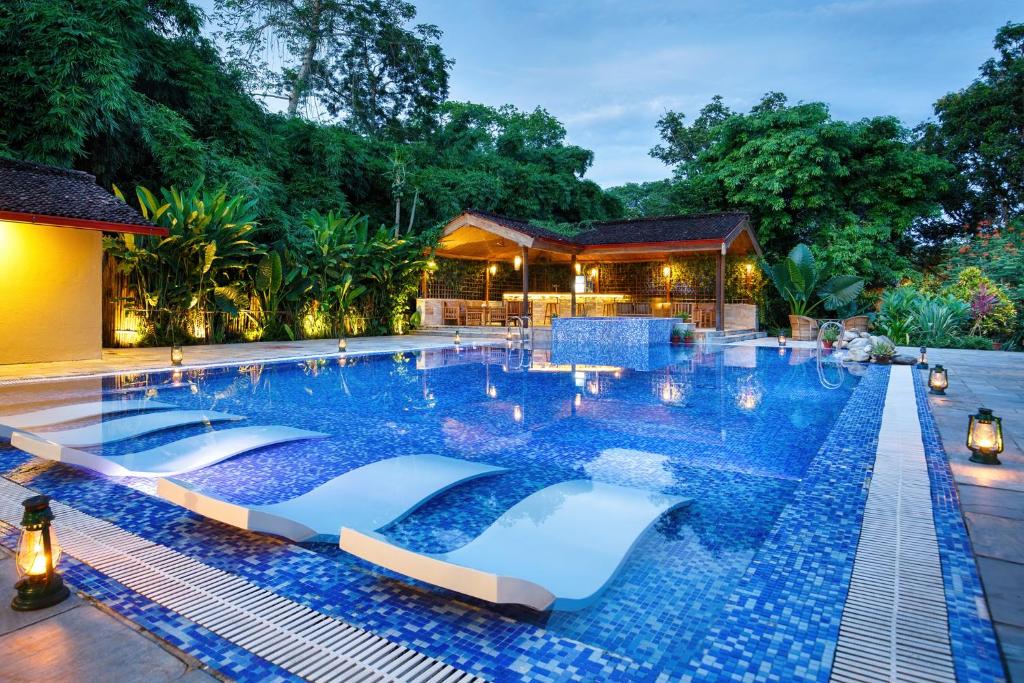 索拉哈绿色庄园丛林度假村的蓝色瓷砖度假村内的游泳池