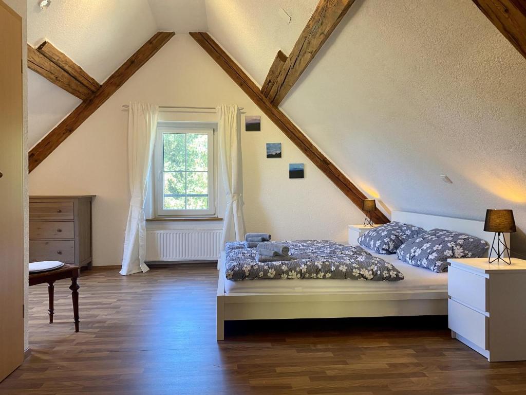 万根伊姆阿尔戈伊Ferienhof Weber Nieratz的一间卧室设有两张床和窗户。