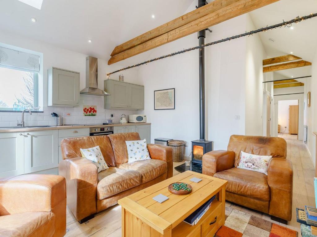 Trimdon GrangeAbigails Cottage的客厅配有两张沙发和一张桌子