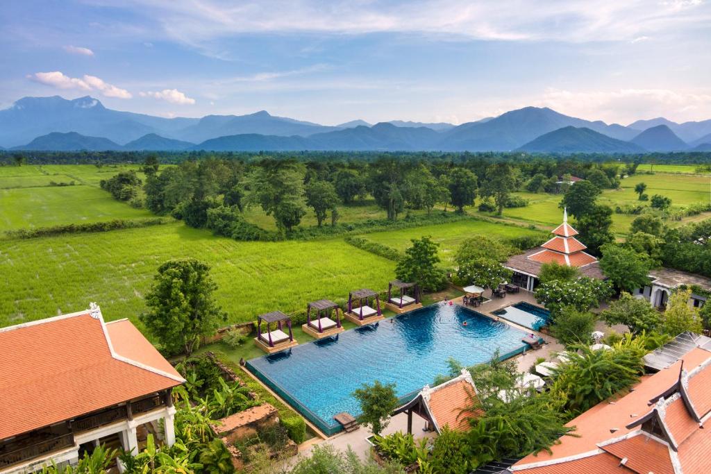 素可泰素可泰斯瑞威莱酒店的享有泳池的空中景致,位于一个以山脉为背景的度假胜地