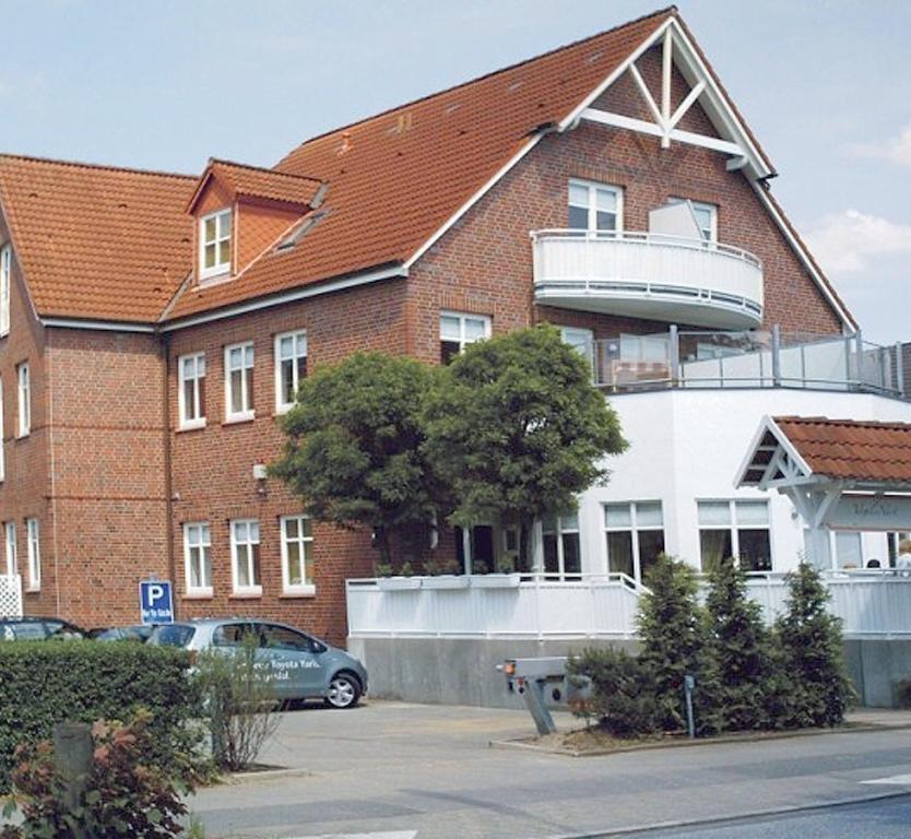 汉堡奈斯特汉堡宁多夫酒店的前面有停车位的建筑