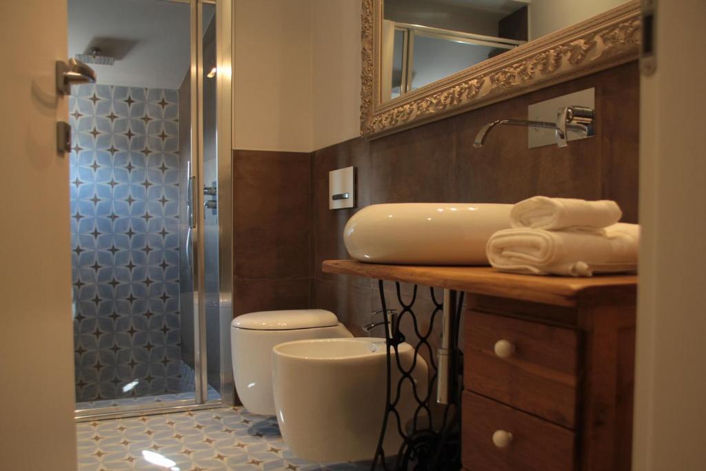 帕尔马B&B San Paolo Sweethome的一间带水槽、卫生间和淋浴的浴室