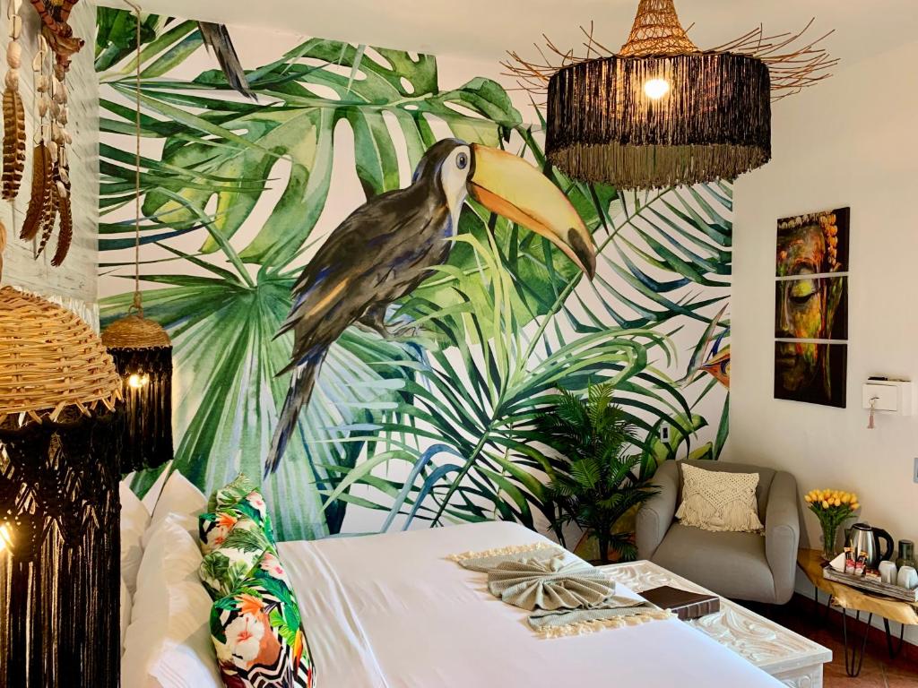 图卢姆Castillo Tulum的卧室墙上挂着鸟画