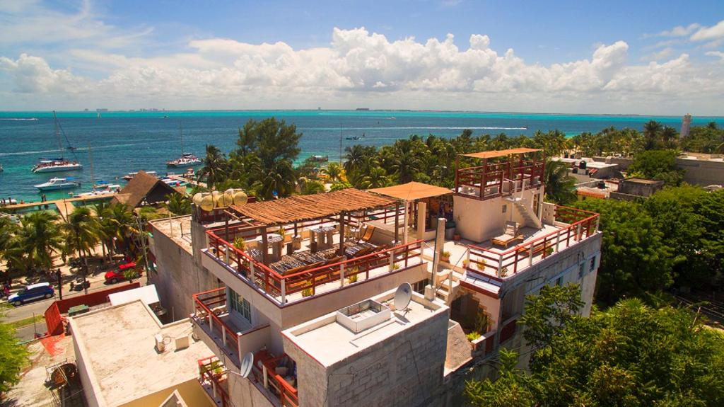 女人岛Hotel Sol Caribe的享有建筑海景的空中景致