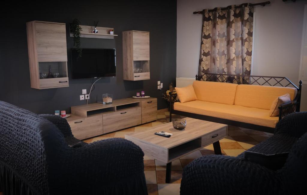 凯瑟拉Vretti's apartment的客厅设有黄色沙发和电视