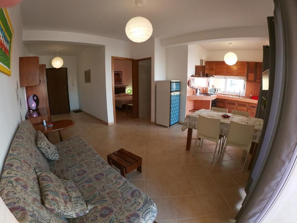 圣玛丽亚Casa Bahia 4的客厅以及带沙发和桌子的厨房。