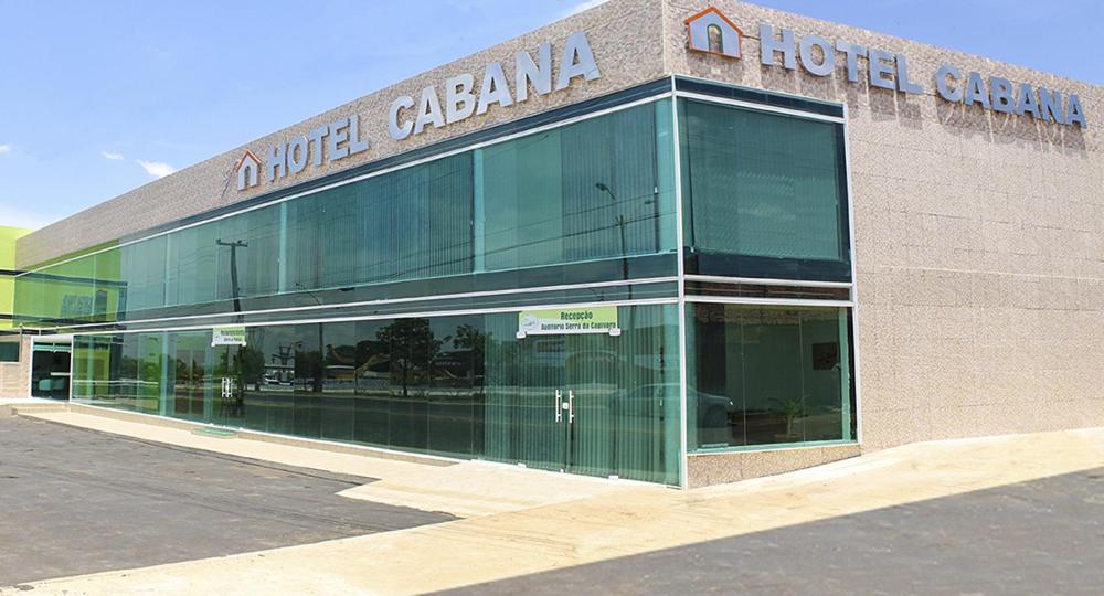 特雷西纳卡巴娜酒店的一座大型建筑,前面设有玻璃窗